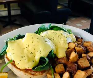 Eggs benedict with spinach