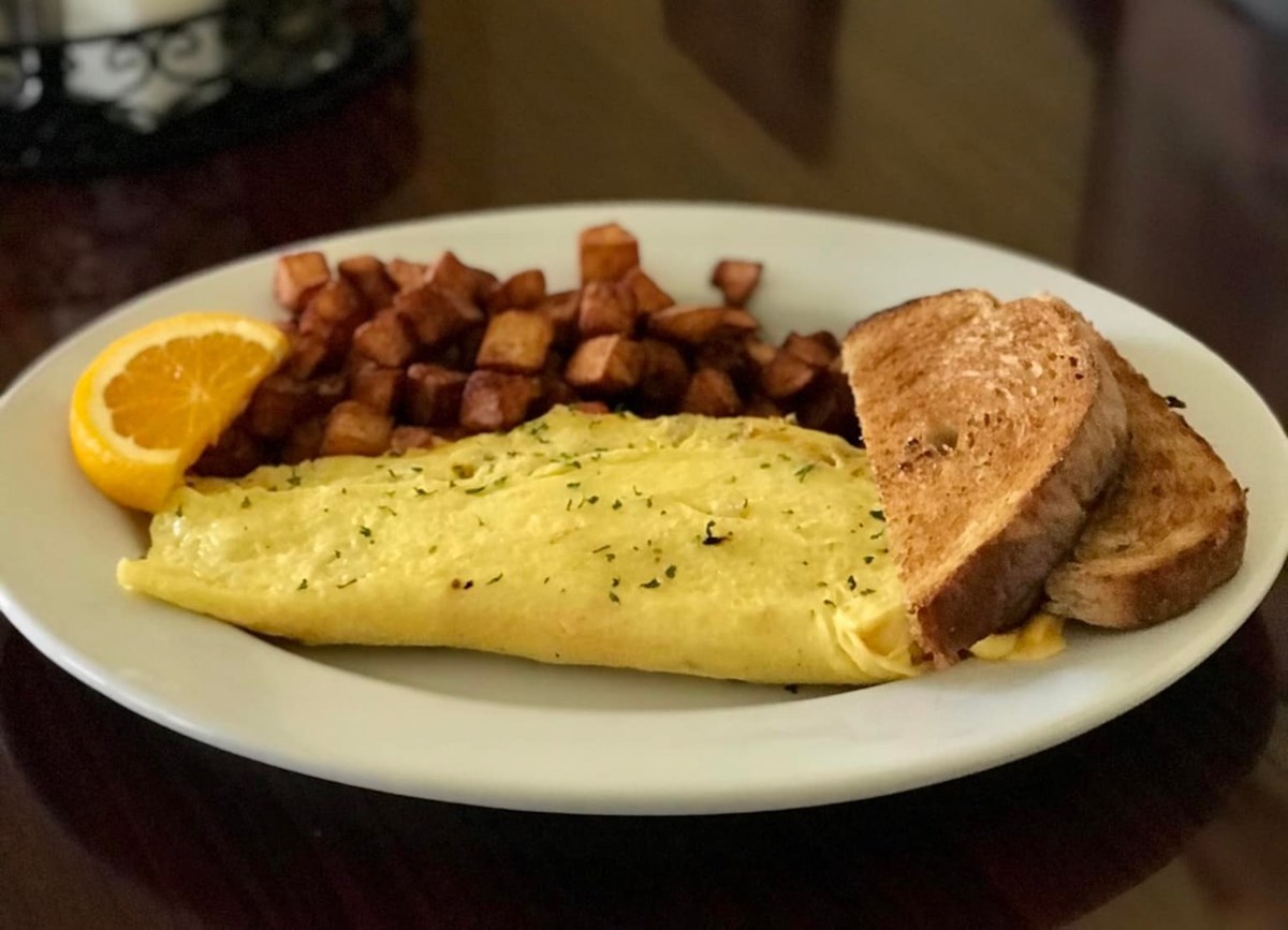 omelette with homefries and toast