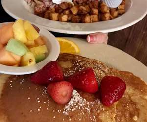 pancakes with strawberries